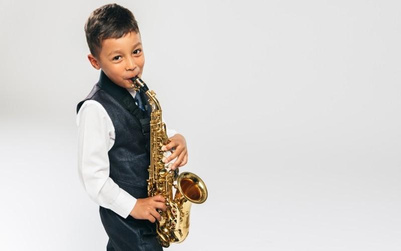 Kinder musizieren Saxophon